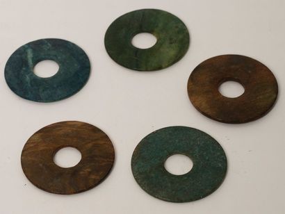null Cinq disques Bi en pierre de jadéite lisse ( verte, marron et bleue ) . Chi...