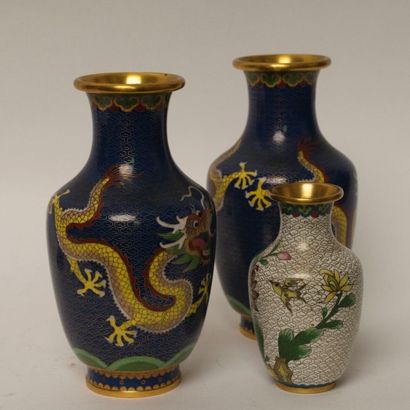 null Paire de vases cloisonés bleue à décor de dragon jaune plus un vase cloisoné...