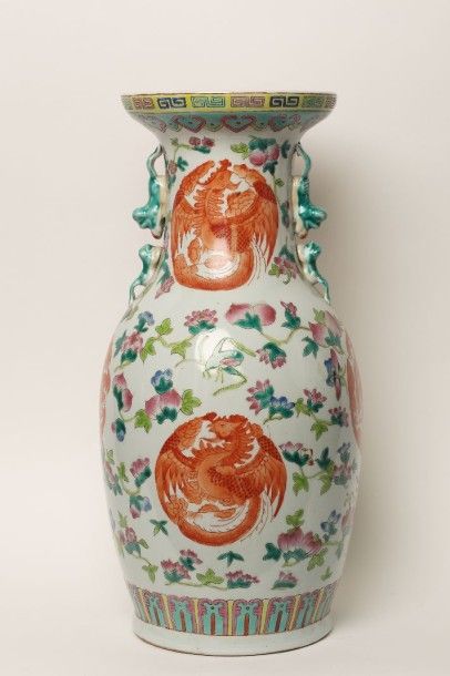 null Vase en céramique de forme balustre de la famille rose.
Chine, XIXème siècl...