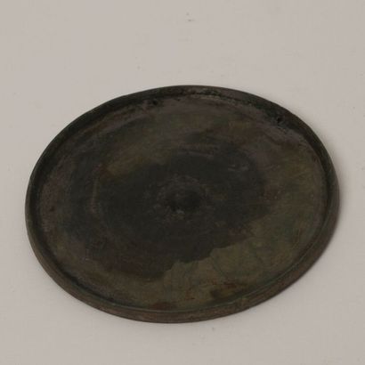 null Miroir en bronze à patine verte.

Chine, dynastie des Han

Diam 24 cm.