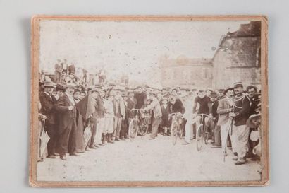 null Vers 1902, Photo originale «La fête au village, départ de la course». 17 x 23...