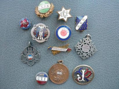 null Ensemble de 12 insignes, badges ou médailles (émaillés ou non): a) 7 sur des...