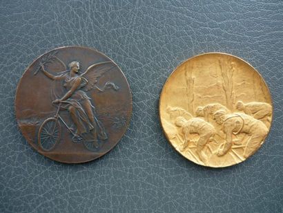 null Vers 1920. Deux médailles en bronze avec réclame: a) le peloton, (superbe),...