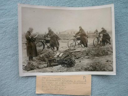 null 1941. Photo originale: un déta­chement cycliste alle­mand devant Lénin­grad,...