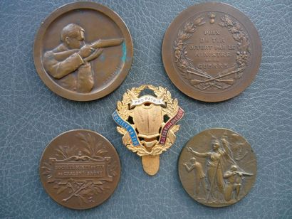 null Quatre médailles de bronze, un insigne: a) Encouragement au tir, vers 1890,...