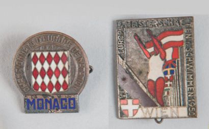 null 1947-1950. Championnats d'Europe, 2 badges en métal émaillés: a) Monaco, 1947...