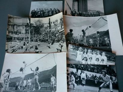null 1951-1980. 5 photos de presse (3 originales, 2 retirages): a) partie populaire...