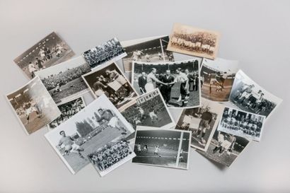 null 1912-1958. Les Bleus. Ensemble de 15 photos de presse légendées allant du France-Suisse...