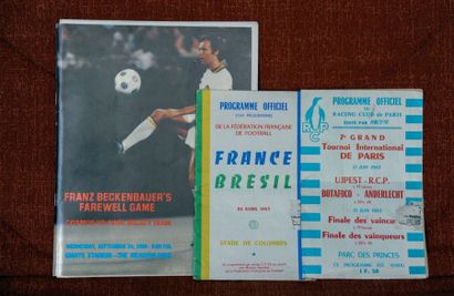 null 1963. Deux programmes de matches historiques: a) France-Brésil (2-3), avec Pelé,...