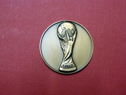 null 1990. Coupe du Monde (Italie). Médaille officielle en bronze. Diam: 5 cm.