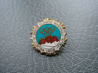 null Superbe badge émaillé avec visuel officiel et anneaux des VIIe Jeux d'Hiver....