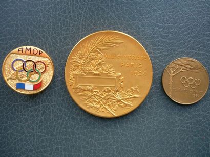 null 1924-1960. Trois pièces: a) Médaille commémorative en bronze doré. Par Arthus...