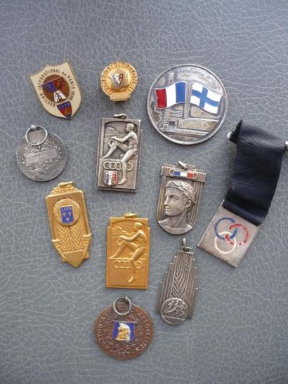 null Ensemble de 11 pièces (insignes, badges, médailles, etc.) (1943-1950): a) médaille...