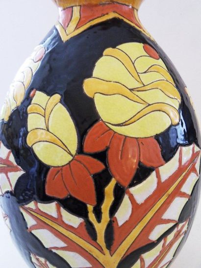 null Grand vase ovoide à décor de fleurs exotiques Céramique émaillée Produit par...