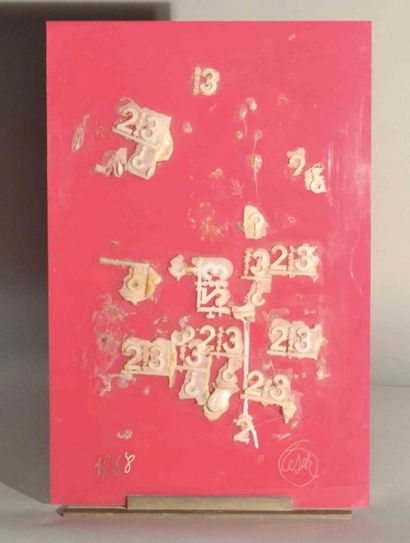 CÉSAR Sans Titre, Stéle, 1968 Collage de lettres sur plexiglas rose signé en bas...