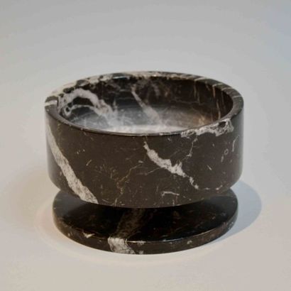 Angelo Mangiarotti Cendrier en marbre noir H 10, Diam 16 cm