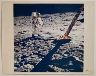 null NASA - Neil Armstrong (1930-2012) Buzz Aldrin marche vers le module lunaire....