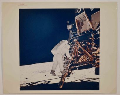 null NASA - Neil Armstrong (1930-2012) Buzz Aldrin s'apprÍte à marcher sur la lune....