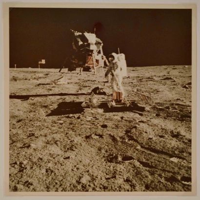 null NASA - Neil Armstrong (1930-2012) Aldrin utilise le sismographe. Apollo 11,...