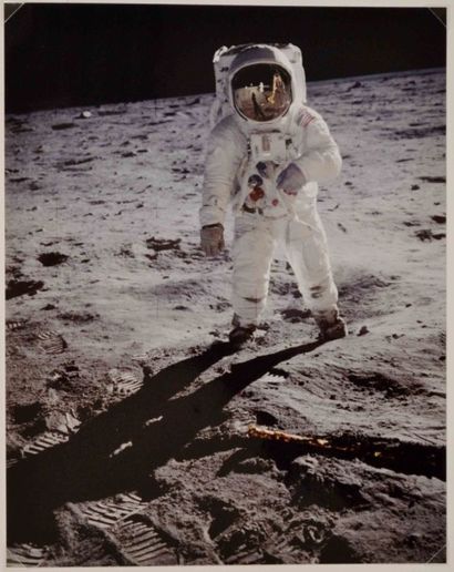 null NASA - Neil Armstrong (1930-2012) Buzz Aldrin. Reflets du module lunaire et...