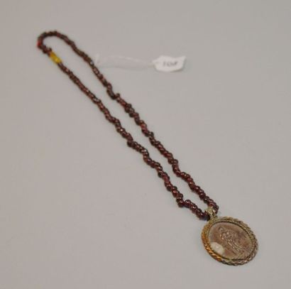 null Collier de grenats et médaillon argent orné d'Hercule. Style romain