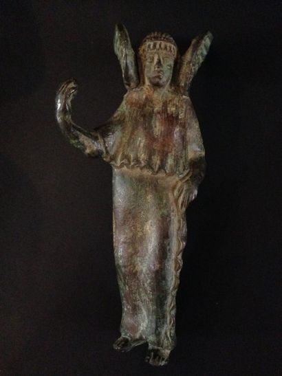 null Statuette de la Victoire (ou Niké en grec) en bronze. Epoque étrusque ou romaine.
Env...