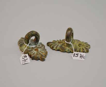 null Deux anses à décor d'acanthes. Bronze. Chaque H:8cm. Art romain