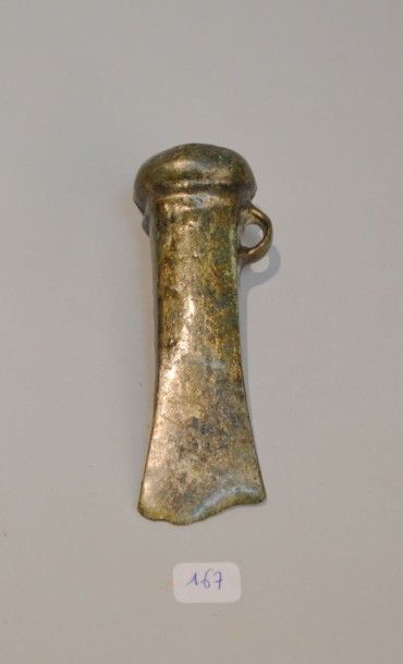 null Hache à douille à anneau latéral en bronze
Age du Bronze final 11 cm