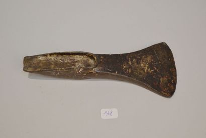 null Hache à talon à lame évasée en bronze
Age du Bronze Moyen 18 cm