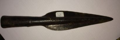null Pointe de lance à douille et trou latéral
Age du Bronze Final 22 cm