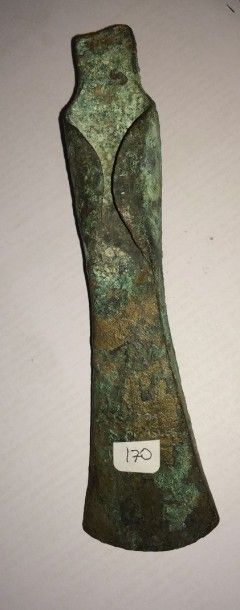 null Hache à ailerons subterminaux en bronze
Age du Bronze Final 18,5 cm
