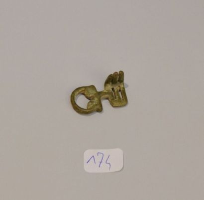 null Clé à translation miniature en bronze
Période gallo romaine 2. 5 cm