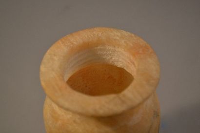 null Vase balustre en albâtre, Egypte
16,3 cm
Très bon état
 