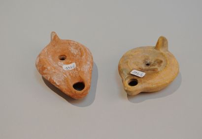 null Deux lampes à huile en terre cuite d'époque romaine. L:10 à12cm