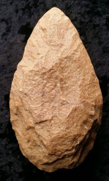 null Biface Grès. Acheuléen.
Circa 500000 ans av J. C.
Sahara. L:16cm