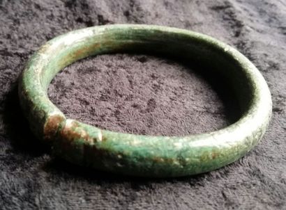 null Lourd bracelet antique en bronze patiné.
L:9cm.