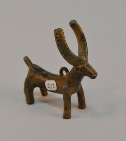 null Capridé. Amulette votive. Bronze. Ier millénaire av J. C. Louristan. Iran. L:7 ...