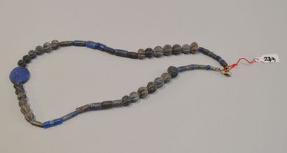 null Collier de perles de lapis lazuli,. IIè millénaire. L:60 cm env