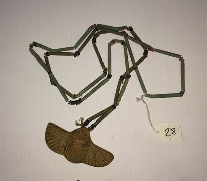 null Scarabée monté sur un collier de perles d'époque ptolémaîque et postérieur....
