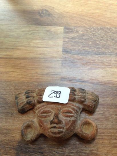 null Tête d'applique. Terre cuite. Style Teotihuacan.
L:7 cm