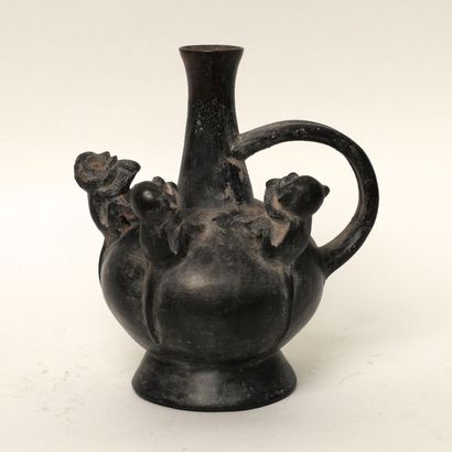 null Vase zoomorphe.
Terre cuite grise. Culture Lambayéqué-Chimu. circa XII-XIVè...