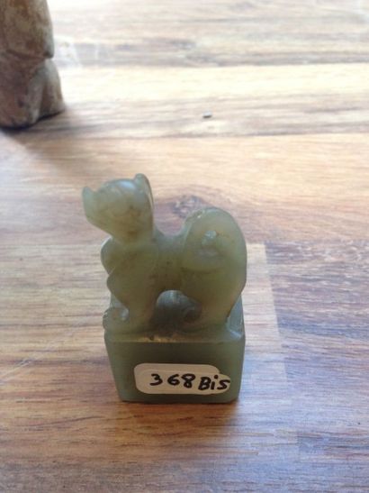 null Sceau orné d'un chien. Jade néphrite. H: 7 cm.
Chine. Epoque Qing(1644-1911...