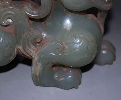 null Dragon ailé portant un dragon Qi long. jade néphrite céladon. L:14,5cm.
Chine....