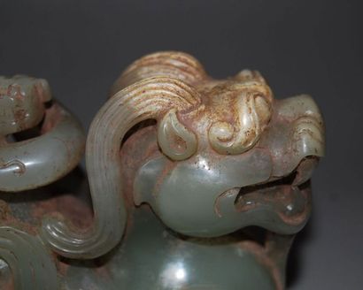 null Dragon ailé portant un dragon Qi long. jade néphrite céladon. L:14,5cm.
Chine....
