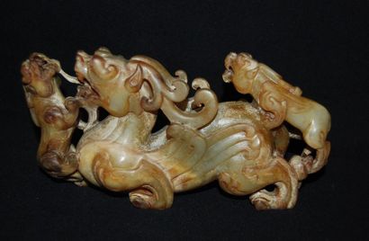 null Composition d'un dragon ailé et de lions unicornes Ky lin. Chine. Jade néphrite....