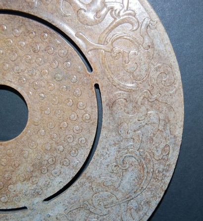 null Double disque Bi aux dragons. Jade néphrite.
D:17cm. Chine. Style des Han