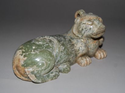 null Deux statuettes: éléphant et tigre couché. jade néphrite.
Chine. Epoque ou style...