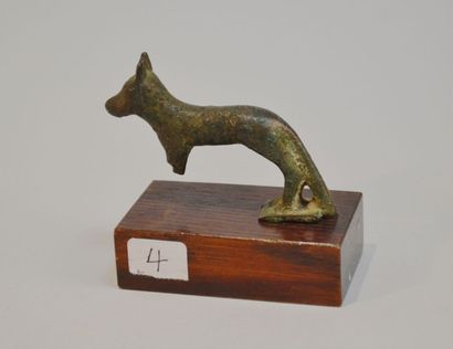 null Chacal Oupouaout.
Bronze. Patte avant manquant.
Basse Epoque. 665-32 av J. C.
L:8cm.
Anc...