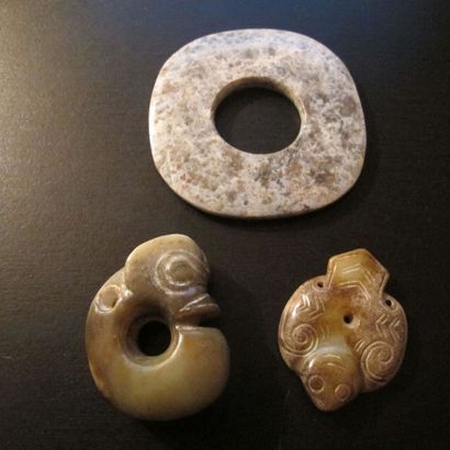 null Trois jades:disque bi,et deux pendentifs. Jade néphrite. L:env 8,5 à 5cm. Chine....