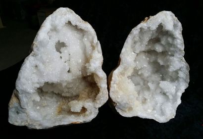 null Géode de quartz ouverte en deux parties.
D:22cm